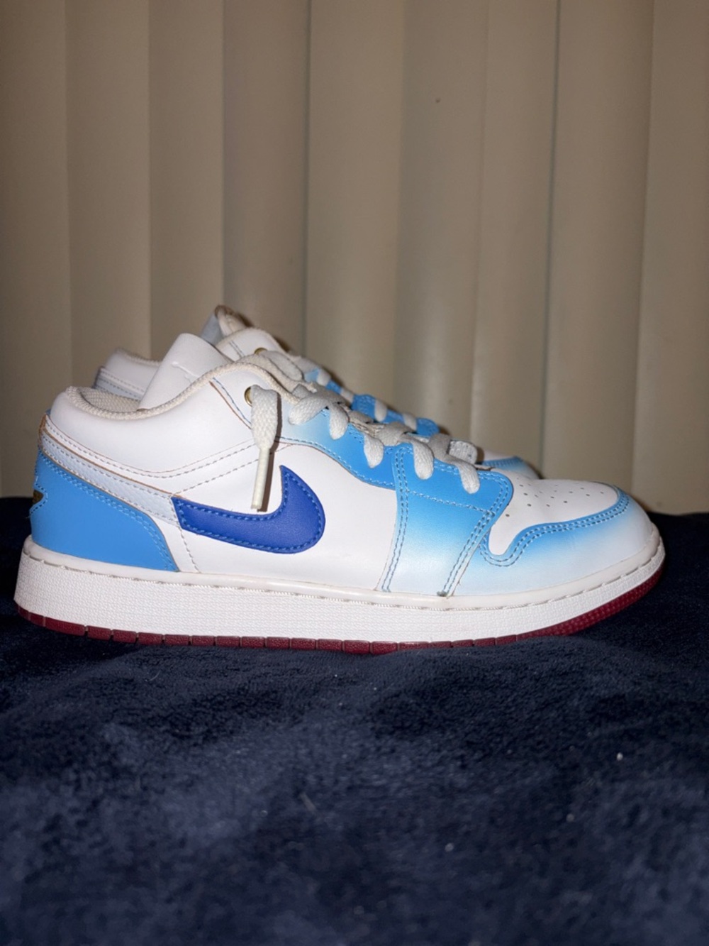 Nike Kids Low-Top Sneakers in White, Light Blue and Royal Blue with Red Outsole